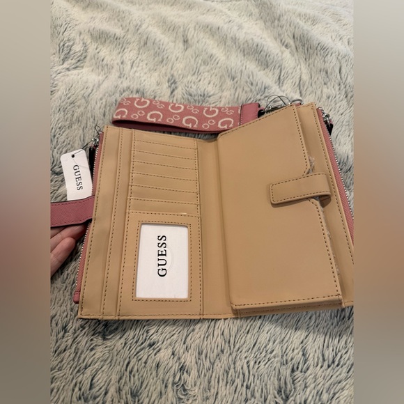 🌺NWT Guess Wristlet🌺 - Picture 5 of 9